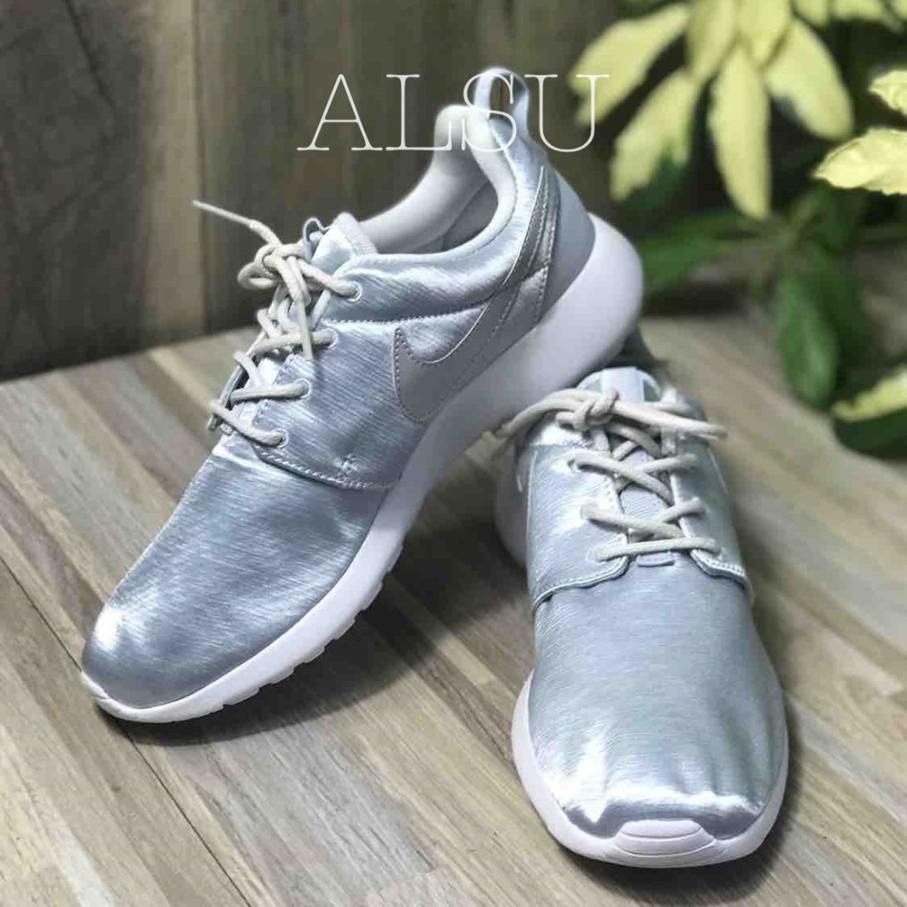 NWT Nike Roshe One PRM Pure Platinum W AUTHENTIC - Picture 3 of 7